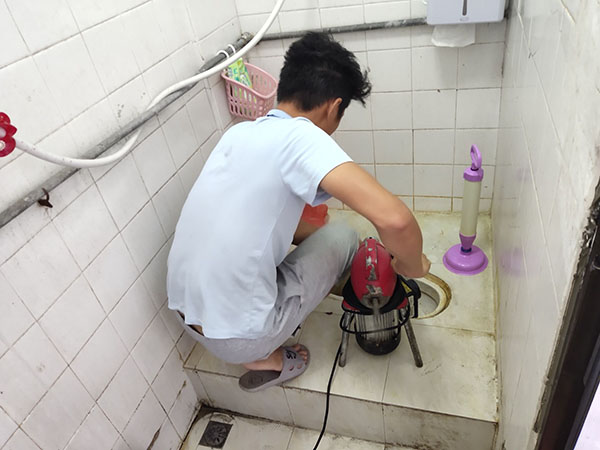 罗家集管道堵塞冒臭气 专业师傅现场解决问题
